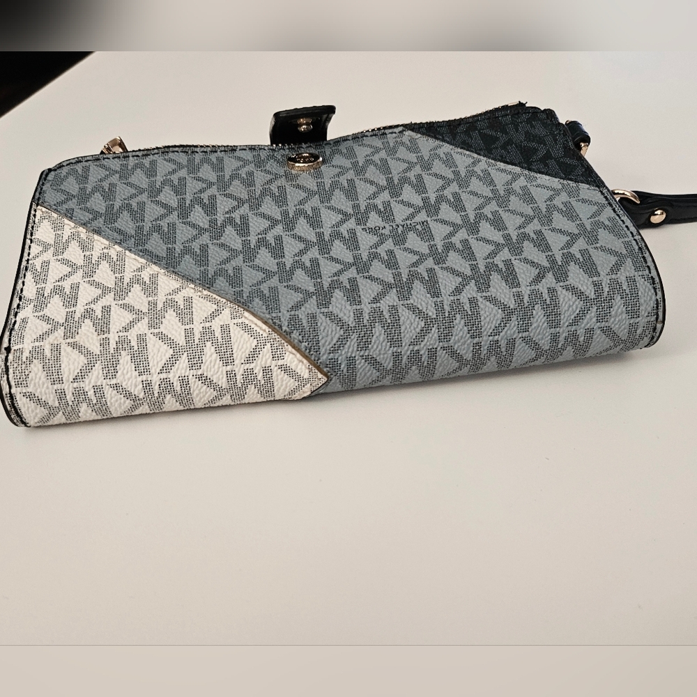 Michael Kors Large Ombré Wristlet - Picture 5 of 16
